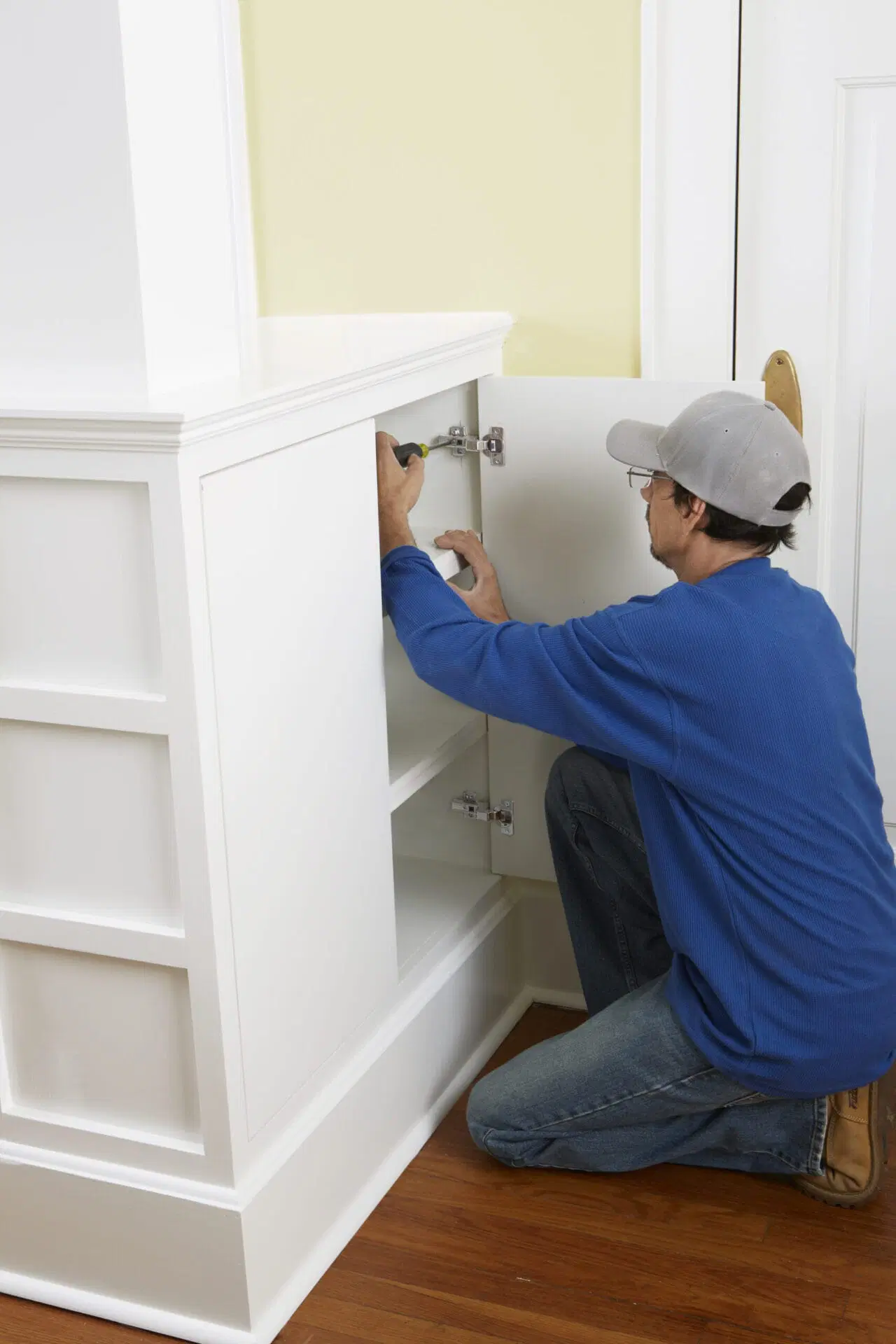 Loose Cabinet Screws – Tighten Hardware Before Damage Spreads post thumbnail image